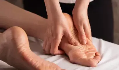 Sportovní masáž dolních končetin zezadu