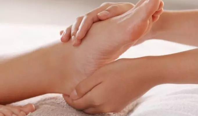 Sportovní masáž - Dolních končetin ze předu