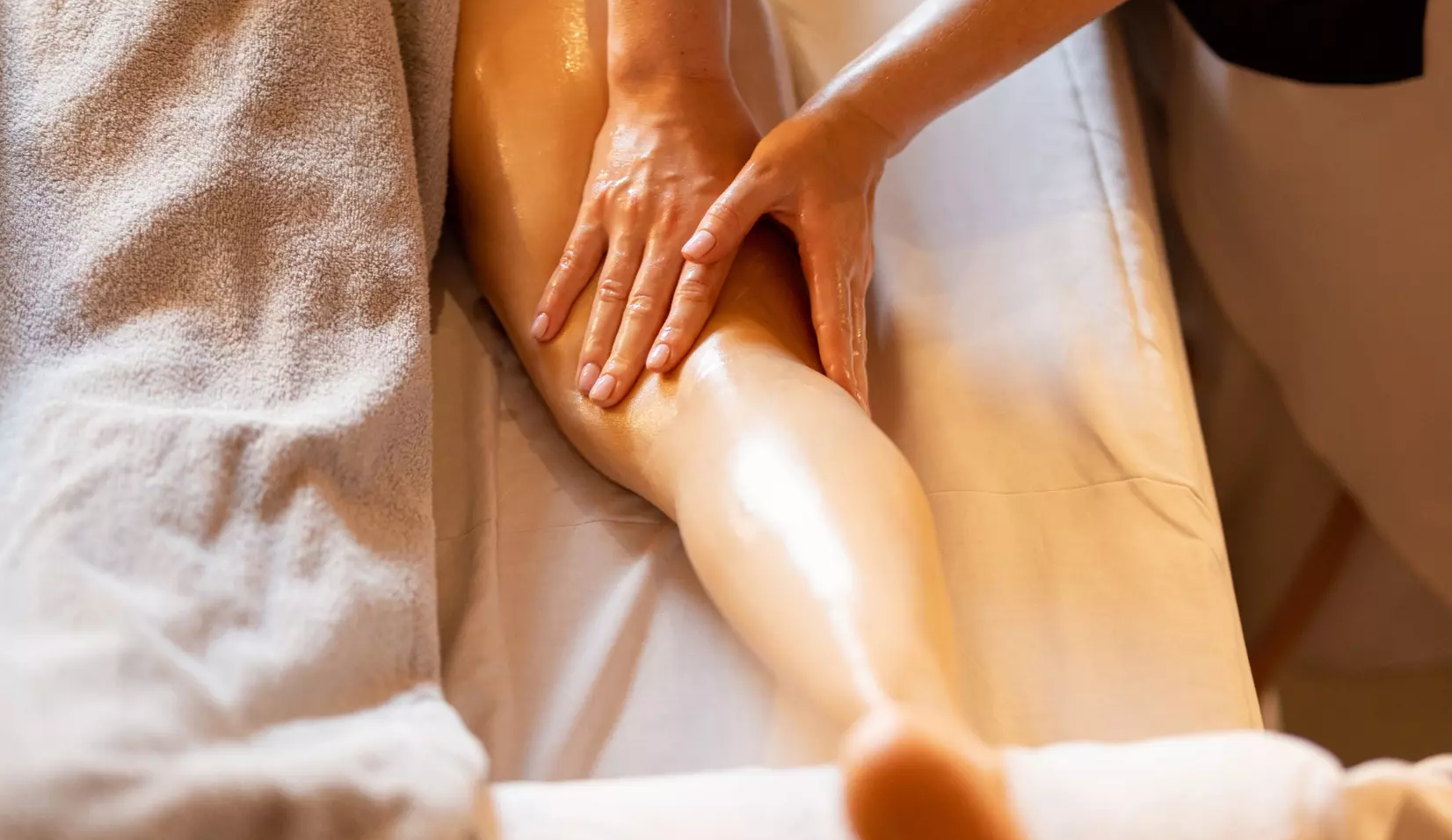 Sportovní masáž - dolních končetin ze zadu/ze předu/hýždě